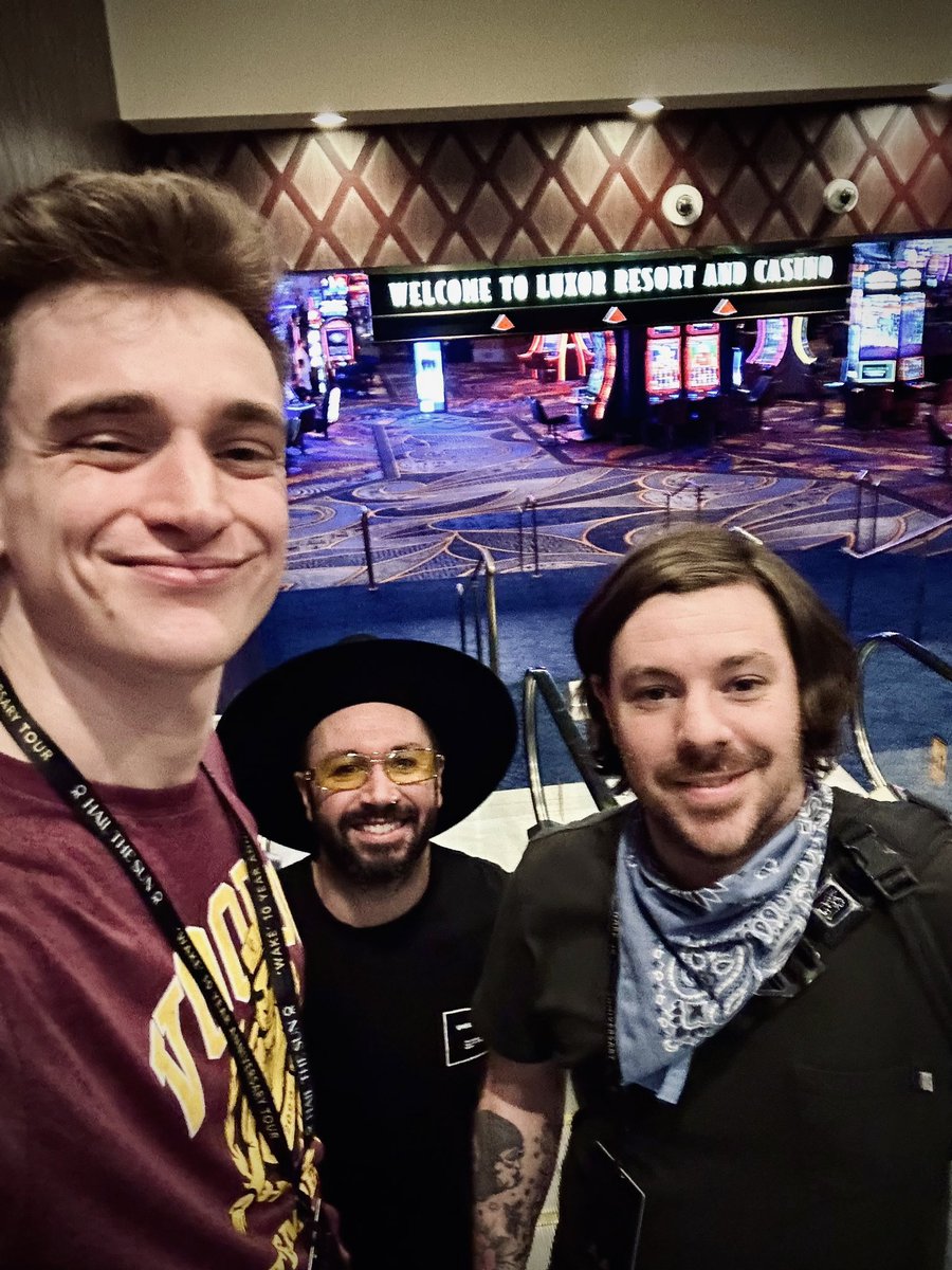 andycizek's tweet photo. vocals in vegas 🎤🎰 https://t.co/h1dgH7fyzC