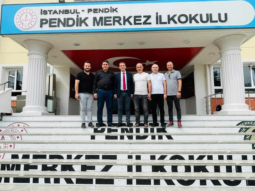 Pendik kurucu ilçe başkanımız, değerli dostum Zafer Navdar'ı okul müdürlüğü yaptığı Pendik Merkez İlkokulu'nda , Konfederasyon İl Temsilcimiz Abdulkadir Apaydin ve yöneticilerimizle ziyaret ettik. Zafer Navdar'a sendikamıza büyük katkılarından dolayı teşekkür ediyorum.