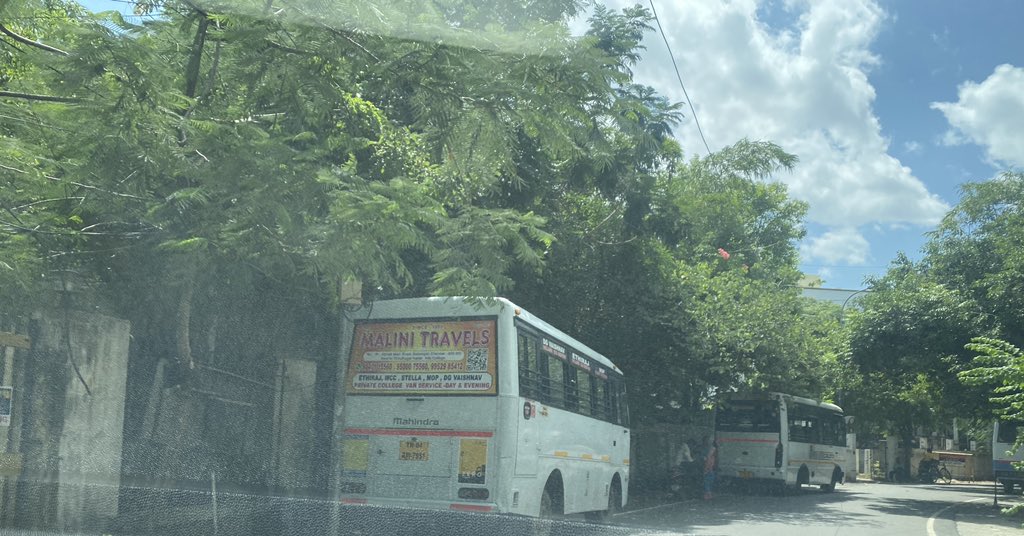 superflyTNT9's tweet photo. Parking front of “no parking” signage thanks to the massive neglect of the chennai traffic police not doing their job despite numerous complaints. Location - PV Cherian Crescent/Victoria Crescent - 600008 @ChennaiTraffic @timesofindia @IndianExpress @the_hindu @htTweets https://t.co/QWUC4qyKap