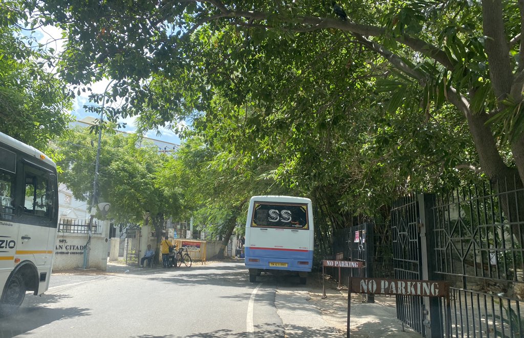 superflyTNT9's tweet photo. Parking front of “no parking” signage thanks to the massive neglect of the chennai traffic police not doing their job despite numerous complaints. Location - PV Cherian Crescent/Victoria Crescent - 600008 @ChennaiTraffic @timesofindia @IndianExpress @the_hindu @htTweets https://t.co/QWUC4qyKap