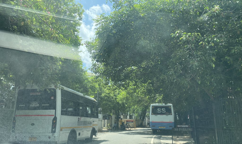 superflyTNT9's tweet photo. Parking front of “no parking” signage thanks to the massive neglect of the chennai traffic police not doing their job despite numerous complaints. Location - PV Cherian Crescent/Victoria Crescent - 600008 @ChennaiTraffic @timesofindia @IndianExpress @the_hindu @htTweets https://t.co/QWUC4qyKap