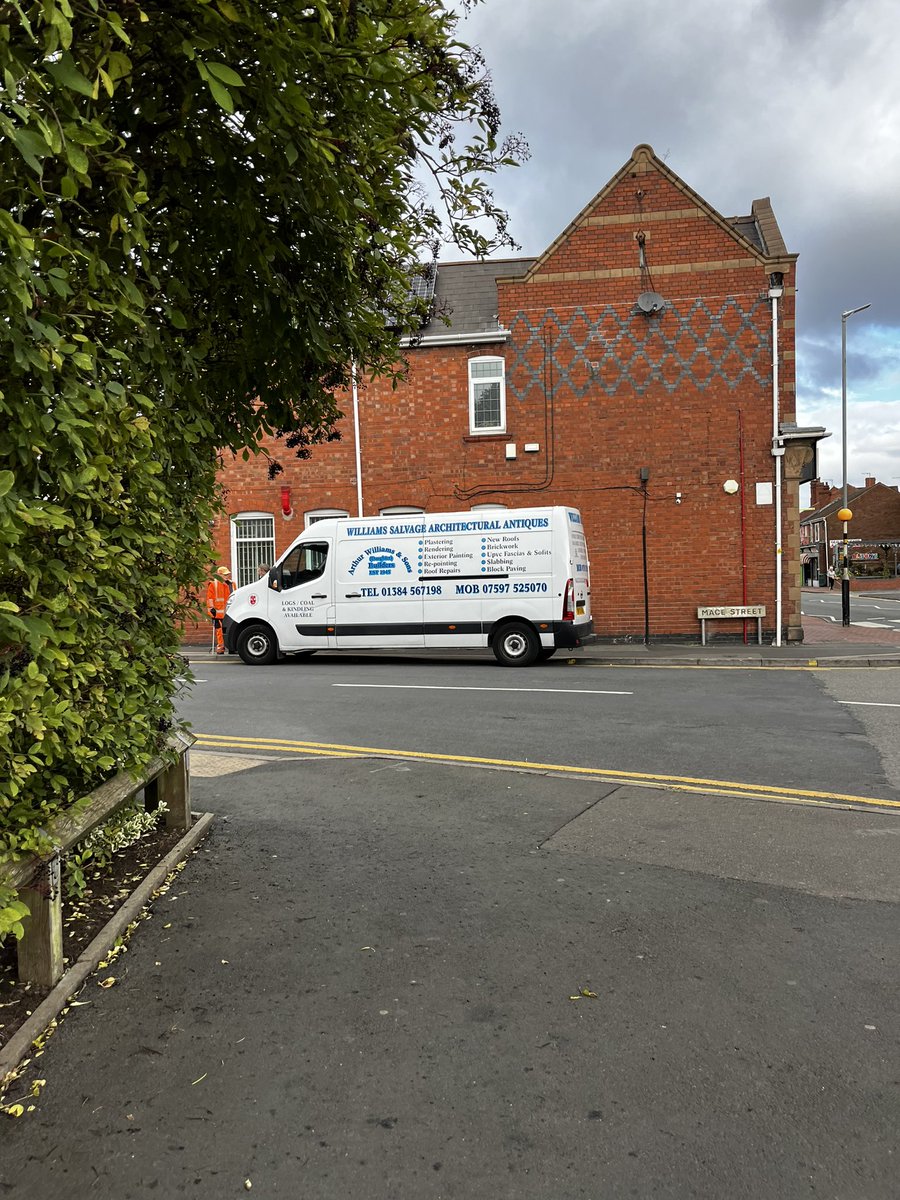 selfishparkers's tweet image. Cheers to this tit who parked over the dropped kerb &amp;amp; tactile pavers! #illegalparking #selfishparking #disabledaccess #wheelchairaccess #everydayableism #ableism #ignorantparking #cradleyheath #rowleyregis #sandwell