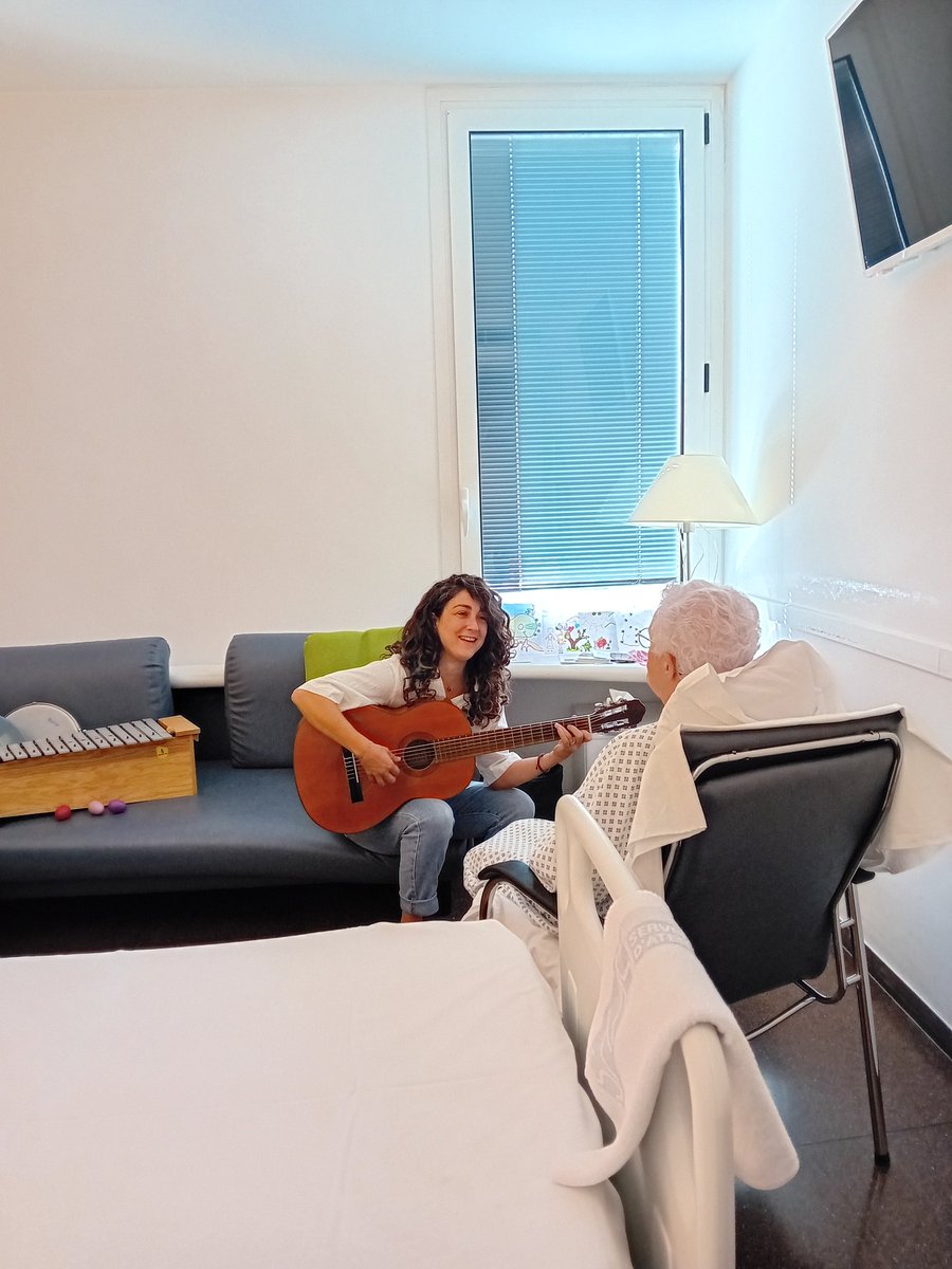 saasandorra's tweet photo. La Fundació ONCA i el SAAS impulsen una prova pilot de musicoteràpia per a les persones ingressades a la Unitat de Cures pal·liatives de l'HNSM. 
  Laia Font,  musicoterapeuta, és la responsable de les sessions que tenen lloc setmanalment fins el mes de novembre.
@FundacioONCA https://t.co/4gQb8JPB2O