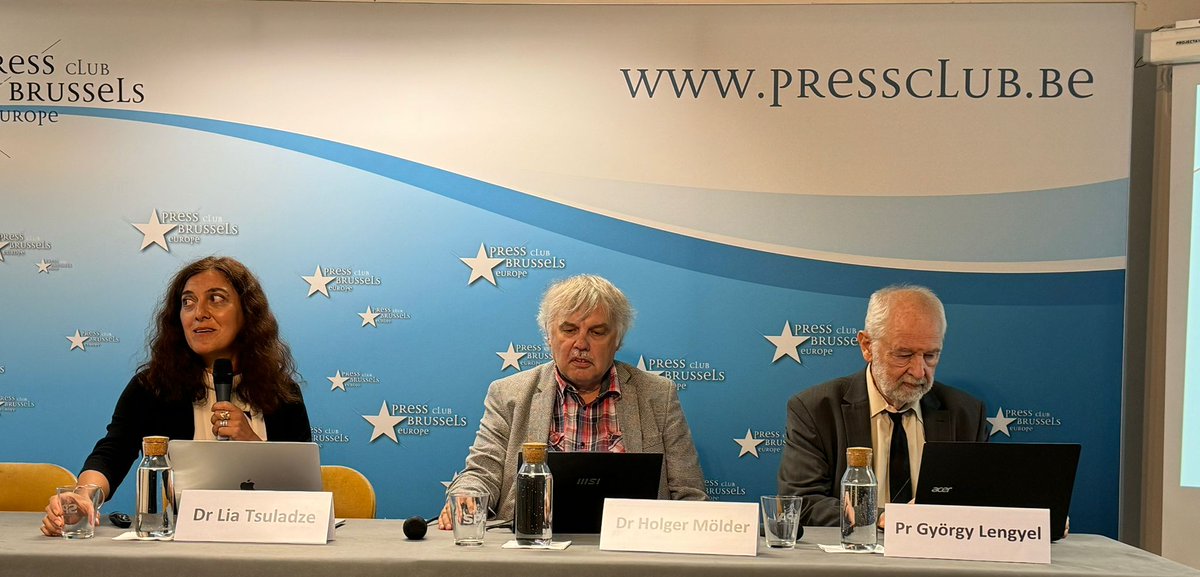 MEDIATIZED_EU's tweet photo. Our Conference has started at @PressClubBXLEU with remarks from @EU_Commission as well as 🇮🇪 Prof. Beachain & 🇬🇪 Dr. Tsuladze on #Europeanisation 🇪🇺 & #Media 📰📱📺
Now 》 Georgia, Estonia & Hungary
14:00 》Belgium, Spain, Portugal & Ireland
16:00 》disinfo & recommendations https://t.co/QzAEq82STn