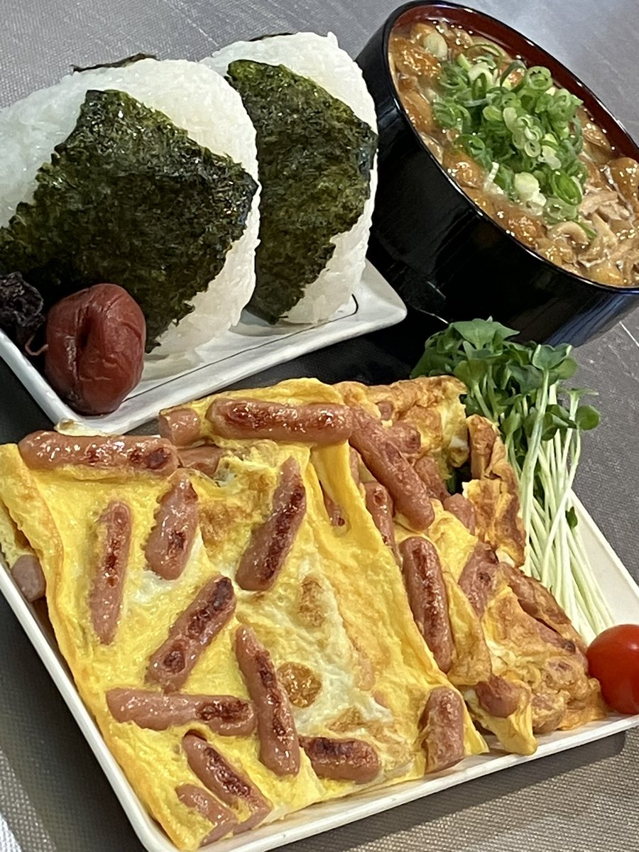 sense_kabu's tweet photo. 今日は薄焼き卵ポークビッツのおにぎり定食を食べました。おいしかったです。 https://t.co/tfnaucyKwE