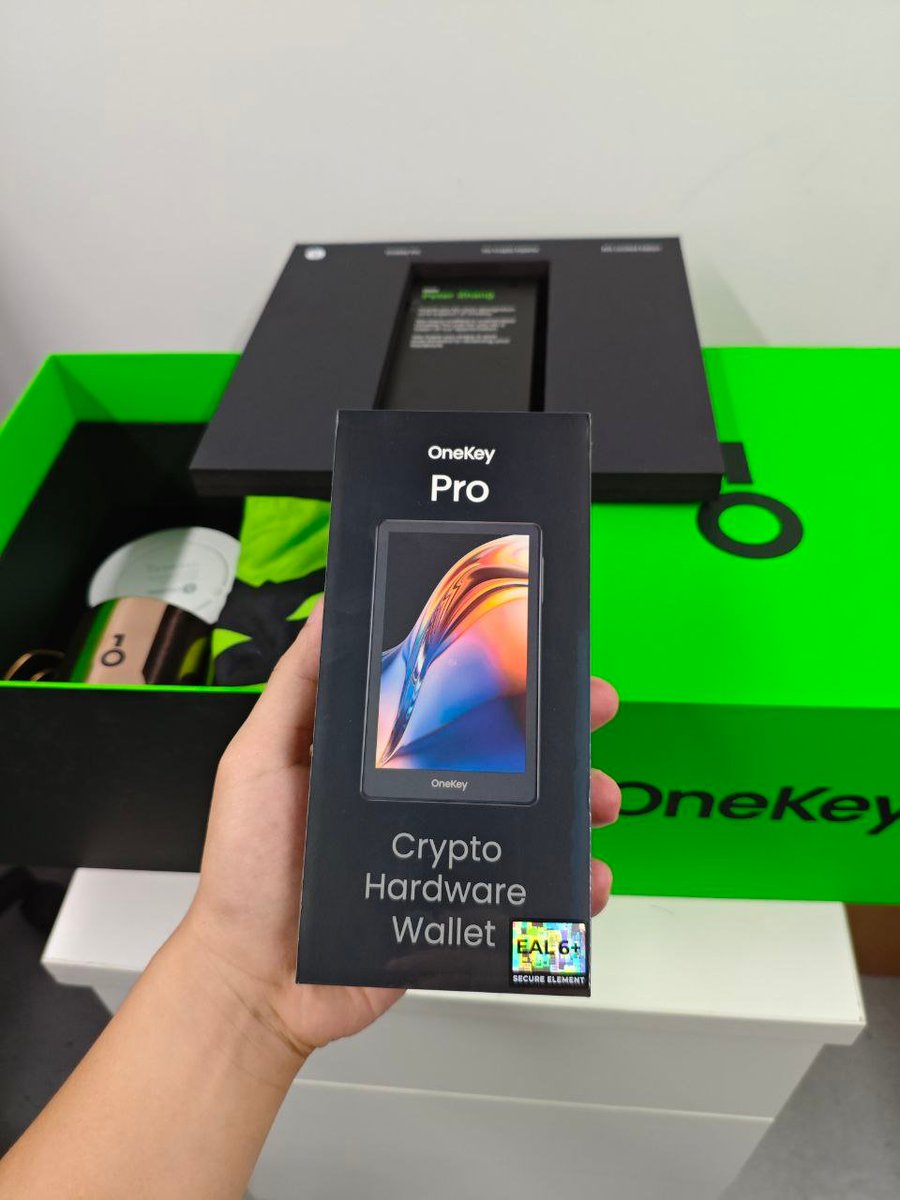 RichBrainBTC's tweet photo. GM! ! ! 🌅 Baru saja dikejutkan oleh paket misterius di depan pintu... 

ternyata hadiah dari @OneKeyHQ hardware wallet terbaik di dunia! 🔒 https://t.co/hTDuCEze6m