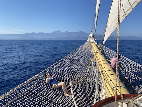 Josee ging deze zomer op zeilcruise langs Corsica en Zuid-Frankrijk. Lees hoe het haar beviel op zo'n 'Love Boat' in veel aantrekkelijker en milieuvriendelijker formaat! (maar 166 passagiers). bit.ly/4ee61mh