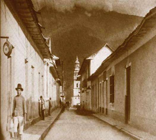 jorgevillet's tweet photo. #10Sep #MéridaDeSiempre 
Como olvidar la calle de La Igualdad (Hoy calle 22) entre las venidas 2 y 3. Si, esa es la calle del Mercado allá en los años 30 del s. XX. Calle angosta, hay energia eléctrica y al fondo la Catedral esa hermodsa Iglesia hoy Basílica Menor en honor a la Inmaculada Concepción.
Importamnte observar la vestimenta usada en la época.
De autor desconocido