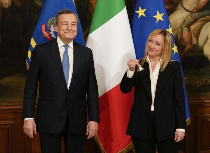baffi_francesco's tweet photo. A sinistra uno che in Europa conta, e conta molto per le sue competenze, a destra una che in Europa non conta un cazzo.
Uno era il nostro Premier, destituito da una banda di deficienti, l'altra è stata eletta a "furor di popolo" al suo posto, "ben" il 16% degli italiani, idioti! https://t.co/Z4hwNUSFNd