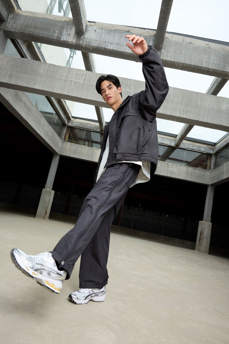 Hello_asian's tweet photo. ASICS เปิดตัวคอลเลกชันสตรีทแวร์รุ่นใหม่ พร้อมฟังก์ชั่นปรับแต่งได้หลากสไตล์ ให้คุณครีเอทลุคได้ดั่งใจ สนุกไปกับการเคลื่อนไหวในทุกกิจกรรม  -ตอบโจทย์การใช้งานที่หลากหลาย เติมเต็มทุกไลฟ์สไตล์ในชีวิตประจำวัน-  #ASICSSPORTSTYLETH #ASICSSportStyle #ASICSStyle #SoundMindSoundBody #Tawan_V #ryu_vachirawich #LukeIshikawa

https://t.co/MsCNsr7lZ1

ASICS SportStyle (เอสิคซ์ สปอร์ตสไตล์) เปิดตัวคอลเลกชันเสื้อผ้า SportStyle ที่ได้พัฒนาโดยใช้เทคโนโลยีด้านกีฬาจาก ASICS ผสมผสานการวิเคราะห์ลักษณะการเคลื่อนไหวของร่างกาย เพื่อออกแบบเสื้อผ้าทุกชิ้นให้ตอบโจทย์ทุกการใช้งาน ให้ผู้สวมใส่รู้สึกสบายในทุกการเคลื่อนไหว โดยเน้นไปที่ฟังก์ชั่นการใช้งานที่หลากหลายในชีวิตประจำวัน พร้อมดีไซน์ที่เหมาะกับทุกสรีระและสามารถแมทช์เข้ากับสนีกเกอร์หลากสไตล์ได้อย่างลงตัว เสื้อผ้าในคอลเลกชันนี้ยังใช้วัสดุเนื้อผ้าชั้นดี ที่ช่วยเสริมประสิทธิภาพและความสะดวกสบายในการสวมใส่อีกด้วย   เต-ตะวัน วิหครัตน์ และ ลุค-อิชิคาว่า พลาวเด้น ASICS Brand Ambassador ประเทศไทย   ริว-วชิรวิชญ์ วัฒนภักดีไพศาล ASICS Brand Ambassador ประเทศไทย   โดยคอลเลกชันนี้จะมุ่งเน้นไปที่ 3 องค์ประกอบสำคัญที่แตกต่างกัน ได้แก่ การปรับแต่งเสื้อผ้าให้มีความเป็น Unisex ตอบโจทย์ลูกค้าที่หลากหลาย ดูเท่ มีสไตล์ตั้งแต่หัวจรดเท้า ให้ผู้สวมใส่ได้เลือกมิกซ์แอนด์แมทช์กับสนีกเกอร์ต่าง ๆ ตามสไตล์ของแต่ละคน รวมทั้งการใช้วัสดุคุณภาพดี การเพิ่มเทคโนโลยีต่าง ๆ เข้ามาหรือฟังก์ชั่นที่สามารถปรับขนาดของเสื้อผ้าให้พอดีกับรูปร่างของแต่ละคนได้ ซึ่งช่วยมอบความสบายในการสวมใส่ได้อย่างเหนือชั้น ทั้งหมดนี้ ล้วนเป็นความตั้งใจของ ASICS ในการออกแบบเสื้อผ้าที่จะตอบโจทย์ทุกการใช้งานให้กับแฟน ๆ ได้อย่างแท้จริง ผ่านการศึกษาเรื่องสรีระร่างกายของแต่ละคนและการใช้เทคโนโลยีด้านกีฬาจาก ASICS    คอลเลคชันนี้ ได้รวบรวมไอเท็มสุดฮิตไว้มากมายทั้งเสื้อแจ็คเก็ต, เสื้อฮู้ด, เสื้อยืดพิมพ์ลาย, กางเกง, หมวกและถุงเท้าพิมพ์ลายโลโก้ ASICS 4 สไตล์ โดยเสื้อฮู้ดและเสื้อยืดทำจากวัสดุผ้าโพลีเอสเตอร์รีไซเคิลประมาณ 50% พร้อมพิมพ์ลายสโลแกนต่าง ๆ ที่ได้รับแรงบันดาลใจมาจากแนวคิดของ ASICS  พบกับคอลเลกชันเสื้อผ้า SportStyle ที่ผสมผสานฟังก์ชั่นเข้ากับดีไซน์ไว้อย่างลงตัว มาพร้อมความสบายและตอบโจทย์ทุกการใช้งาน ทำให้คุณสนุกไปกับการครีเอทลุคใหม่ ๆ และการออกไปทำกิจกรรมมากยิ่งขึ้น วางจำหน่ายแล้ววันนี้ ที่ร้าน ASICS และ https://t.co/4GnLuPExak  เพียงสมัครสมาชิก OneASICS (https://t.co/TNccUEzEsP) วันนี้ รับส่วนลดทันที 15% สำหรับการซื้อสินค้าครั้งแรก ที่ https://t.co/4GnLuPExak (เฉพาะสินค้าที่ร่วมรายการ)    ติดตามข้อมูลเพิ่มเติมเกี่ยวกับ ASICS SportStyle ได้ที่ :  Website : https://t.co/4GnLuPExak  LINE Official: @ASICSTH  Facebook : ASICS SportStyle  Instagram : @ASICS_SPORTSTYLE_TH     @ASICS_SPORTSTYLE_TH
