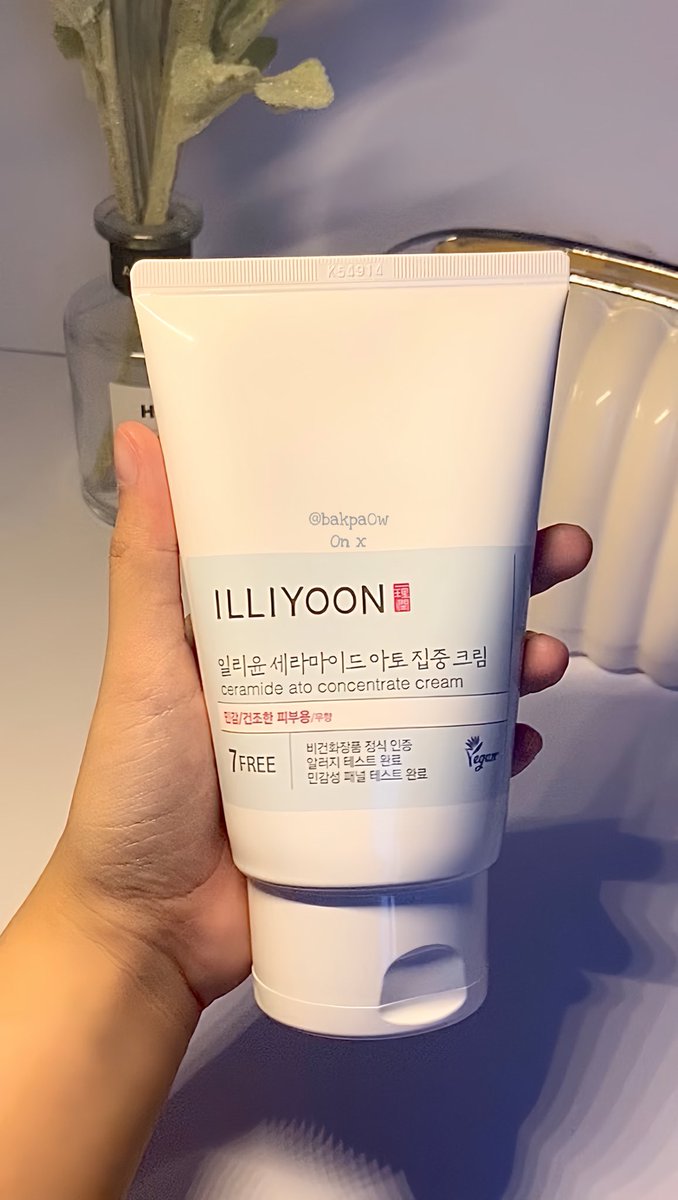bakpa0w's tweet photo. Kata aku mah mending buruaan deh pindah ke moisturizer illiyoon inii 😭🫵🏼 biar gak beli moist teruss tiap bulan nya. Ni moist abisnya juga 6 bulanan. Moist nya jugaa beneran baguss bangeet guys sumpah gak boong 😭 dia bener2 bikin lembabin bangeet https://t.co/24rCRNmzjt