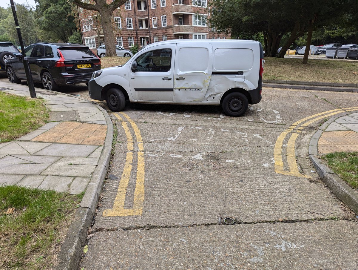 HillcrestN6's tweet photo. @ContactHaringey  @MPSHighgateYR 

Please can you advise who is responsible for parking enforcement on Haringey's Hillcrest estate N6?
This vehicle and other are regularly parking in a Keep Clear area blocking an access road for emergency services, fire, ambulance etc . https://t.co/XnNPI2Gf6n