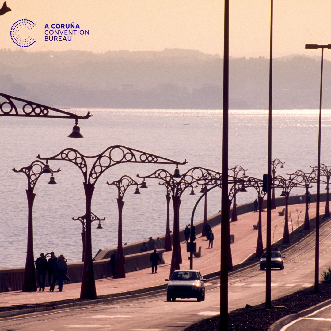 Con más de 13 kilómetros de recorrido, el paseo marítimo de A Coruña es uno de los más largos de Europa. Perfecto para pasear, hacer deporte o simplemente disfrutar del Atlántico y sus vistas.

¡Un lugar imprescindible en la ciudad! 💫

<a href="/CorunaTurismo/">Turismo de A Coruña - Visit Coruna</a>
<a href="/Depucoruna/">Deputación da Coruña</a>