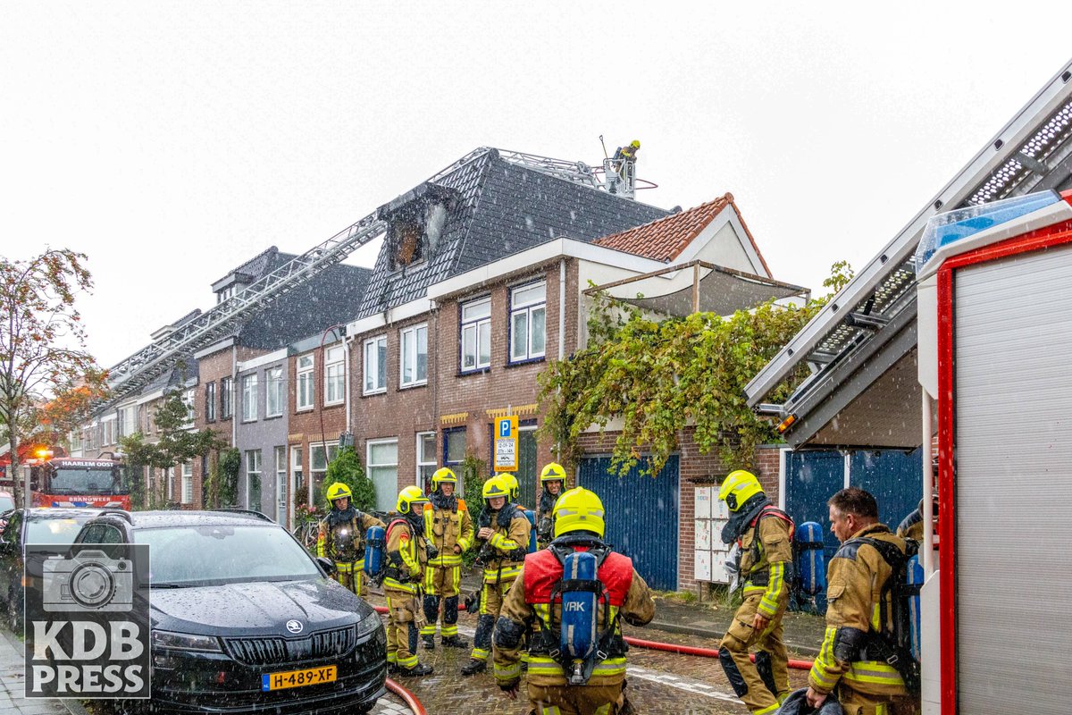 Koende_B's tweet photo. Dinsdagmiddag rond 14:15 uur werd de #brandweer gealarmeerd voor een #woningbrand aan de #Brouwersstraat in #Haarlem. 

Er werd al snel opgeschaald naar #Grote #Brand. Twee mensen raakten gewond en zijn naar het ziekenhuis gebracht. De schade is enorm. 

#Grotebrand #Vuur https://t.co/sWtKl6y8T8