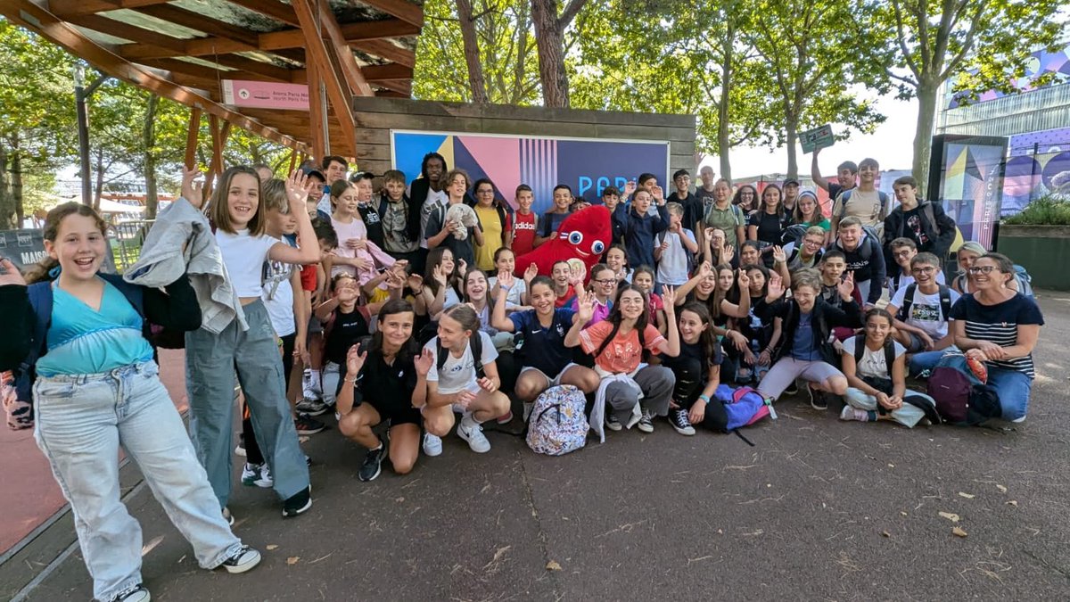 aclimoges's tweet photo. [#MaClasseAuxJeux] 🎾🏐
Lundi 2 septembre, une centaine d'élèves des collèges de Bonnat et de Parsac se sont rendus à Paris pour assister à des épreuves paralympiques de tennis fauteuil et de volley assis.
Des moments inoubliables pour les jeunes et leurs accompagnateurs. https://t.co/s4Uv0u7JDN