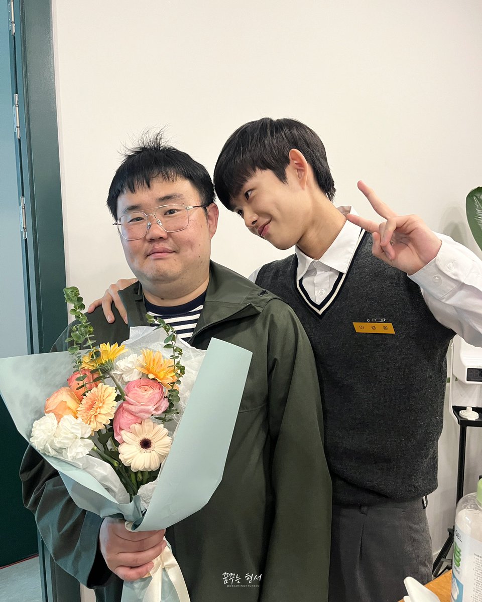 🏆 제천국제음악영화제 한국경쟁 장편 <너와 나의 5분> 작품상 수상을 축하합니다!!

엄하늘 감독님과 너나오 팀, 
그리고 현서 배우님을 함께 축하해주세요🎉👏🎉👏

#심현서 #simhyunseo
#제천국제음악영화제 #한국경쟁장편작품상
#너와나의5분
#엄하늘감독님