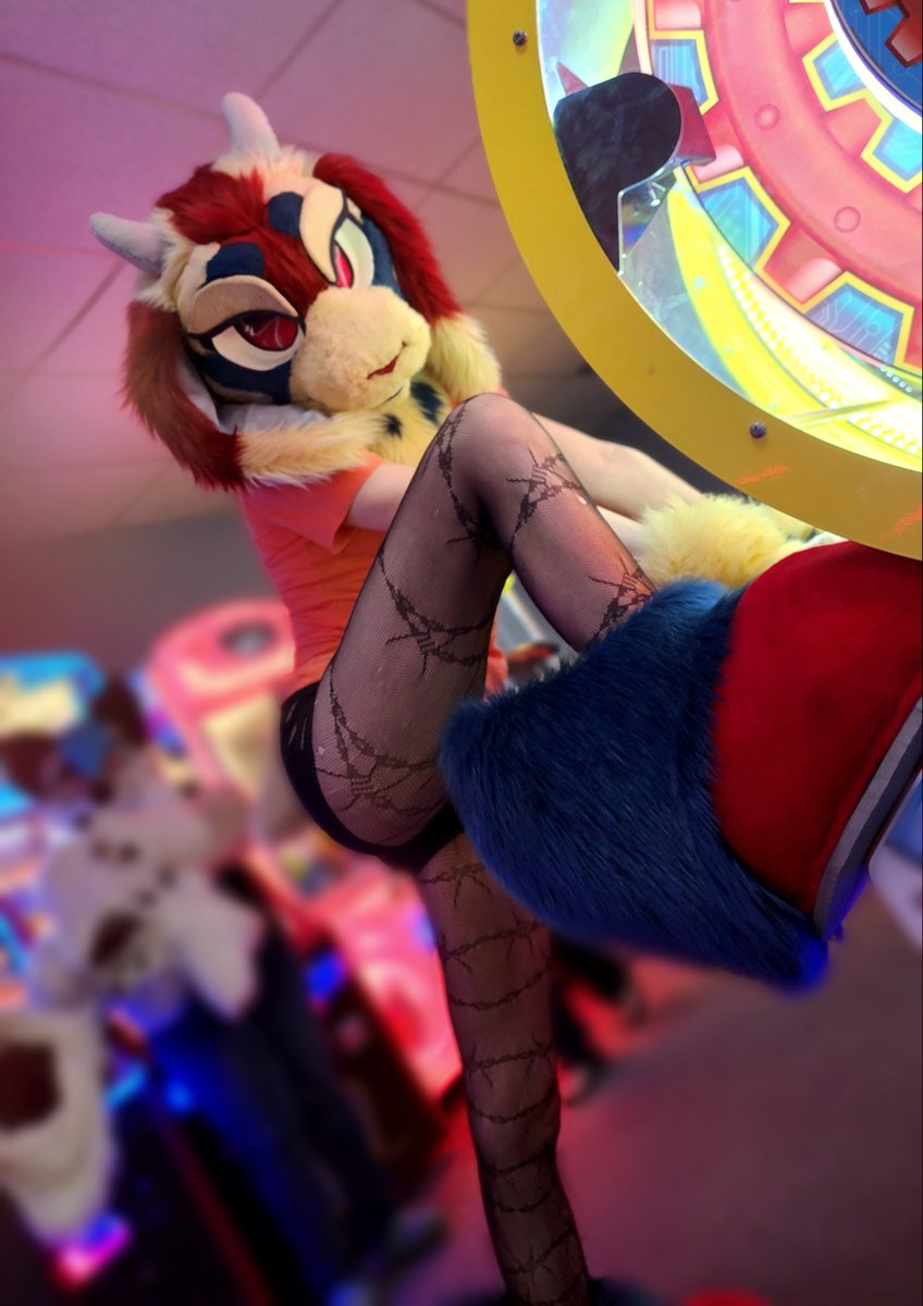 BalticBerlin's tweet photo. Berlin is made 100% by smaller makers. The community is FULL of incredible artists just waiting for you to find &amp; commission! 😁

Ty to @wolfwillows1 (OG head), @kawaiimonofurs (eye refurb), @itspeachykitty (bodysuit), @tundrakrafts (dragon tail), &amp; @Whatefur_Suits (big hooves). https://t.co/E0Qef64jL9