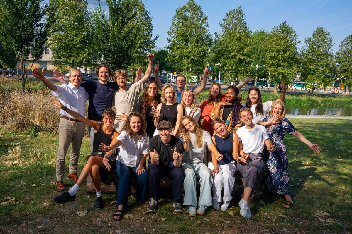 𝐇𝐞𝐭 𝐬𝐭𝐮𝐝𝐢𝐞𝐣𝐚𝐚𝐫 𝐢𝐬 𝐰𝐞𝐞𝐫 𝐯𝐚𝐧 𝐬𝐭𝐚𝐫𝐭! 🌱

Vorige week verwelkomden we een nieuwe groep stagiaires, die zich komend studiejaar gaat inzetten voor onze maatschappelijke stageprojecten in Amsterdam en Utrecht. Lees meer op onze website: academievandestad.nl/nieuw-jaar-nie…