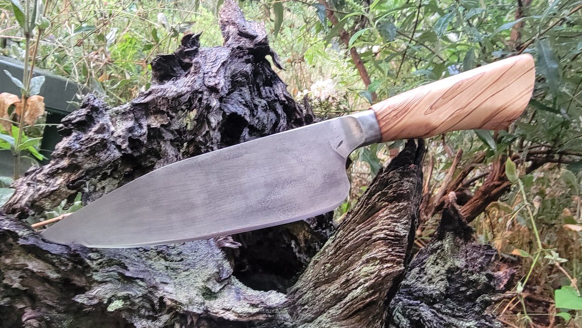 ShakesForge's tweet photo. I really love the way this one feels and came out.
1085 Japanese cutlery high carbon steel 
Olive wood handle
13 1/4" total length, 
8" blade 2 1/4" at the heel. 

https://t.co/cZUYiTyYrC

@ameribrade 
@coalironworks 
@NJ_SteelBaron 
@popsknifesupply
@fudo_forge https://t.co/7N8OD7eu5L