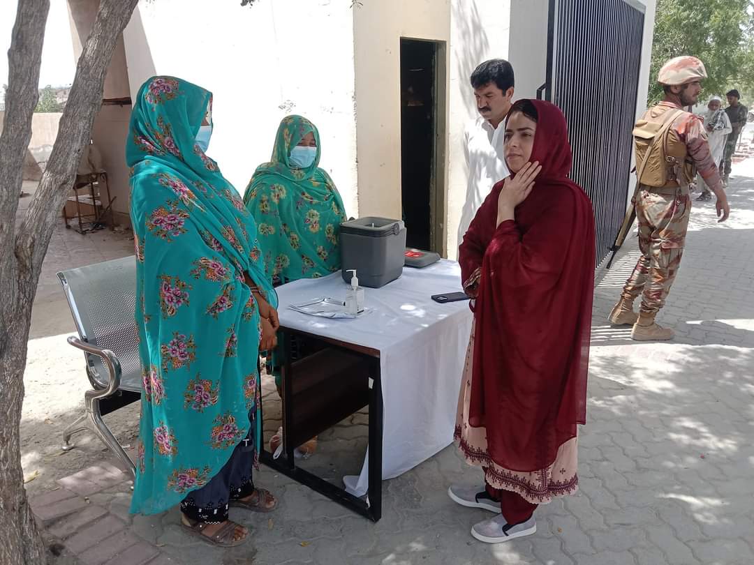 LoveBizenjo143's tweet photo. #Awaran
Deputy Commissioner Awaran Engr Ayesha Zahari is taking a hands-on approach to eradicating polio by personally overseeing the polio campaign in District Awaran.
@PakSarfrazbugti https://t.co/nyWGvnrunJ