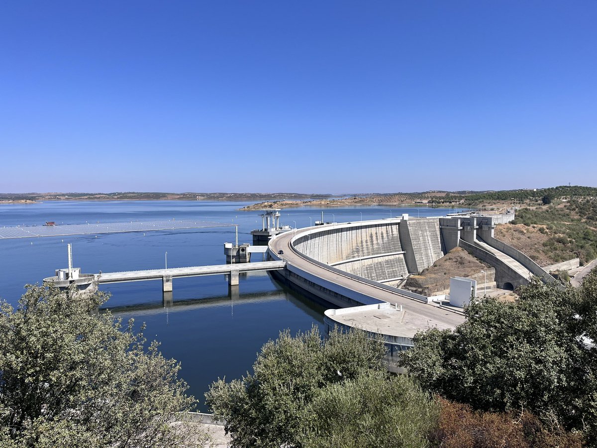 Alqueva-dam in Portugal die heeft gezorgd voor grootste kunstmatige meer van Europa. Stuwdam zorgt voor voldoende water in zomer en over jaren heen en is tevens batterij waar overdag water wordt ingepompt en waar later op de dag het water weer uitstroomt en stroom wordt opgewekt.