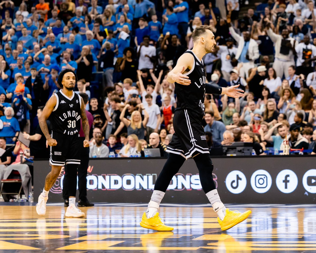 TheRealMM10's tweet photo. @dekker Love you dude 🖤🐐 https://t.co/Q61OoncjEM