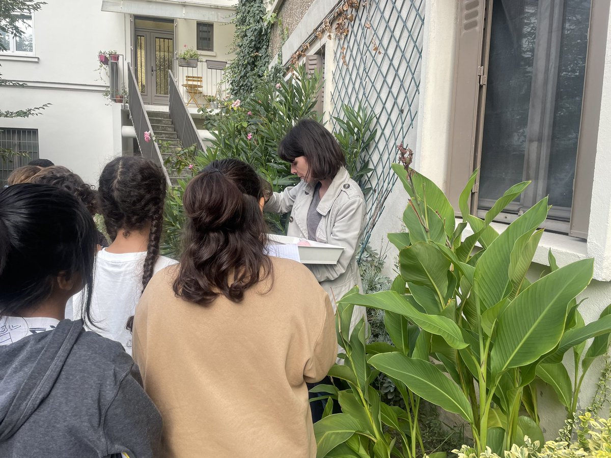 Au collège Claude Debussy de l’’<a href="/Academie_Paris/">Académie de Paris</a> , les élèves de 6e ont #classedehors pour leur cours de SVT « la répartition des êtres vivants »