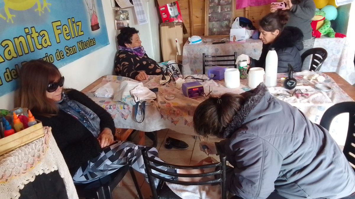 promfamiliarmsm's tweet photo. A lo largo del año se capacitan en pedicuría, luego visitan instituciones del distrito y ofrecen de manera gratuita el servicio para la comunidad.
Estos días estuvieron en:
Comedor La Ranita Feliz-B°Trujui
Centro de Jubilados Grandes Valores-B°La Estrella
Centro Siglo 21-B°Mitre https://t.co/jFNUUpKZFT
