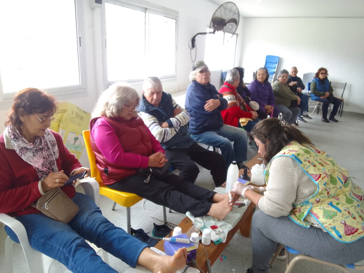 promfamiliarmsm's tweet photo. A lo largo del año se capacitan en pedicuría, luego visitan instituciones del distrito y ofrecen de manera gratuita el servicio para la comunidad.
Estos días estuvieron en:
Comedor La Ranita Feliz-B°Trujui
Centro de Jubilados Grandes Valores-B°La Estrella
Centro Siglo 21-B°Mitre https://t.co/jFNUUpKZFT