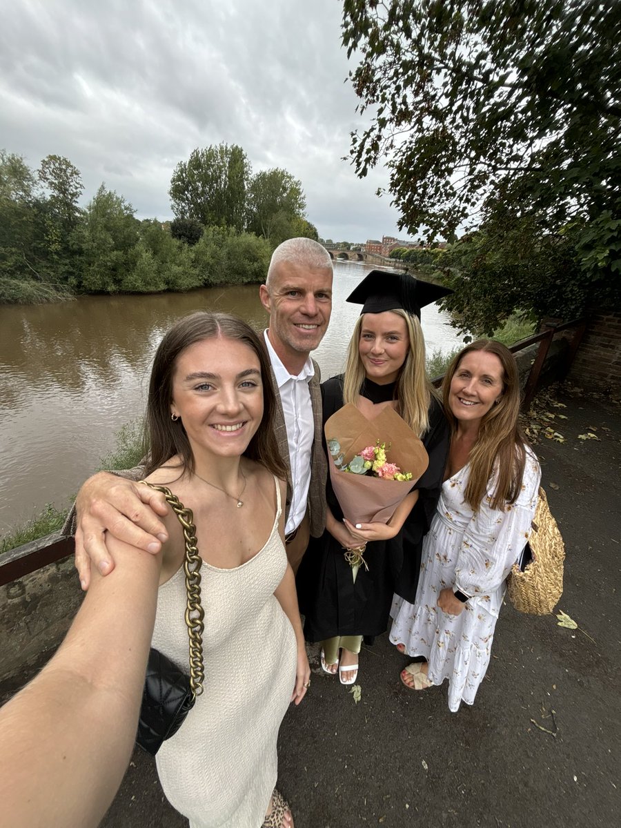 Graduation 2024🎓🩵

Celebrating with my favourite people🤍