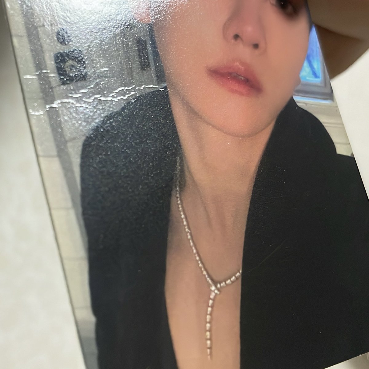 백현이 포카 찌그러진거 딱 목 전에 멈춰서 봐준다 내가🍍