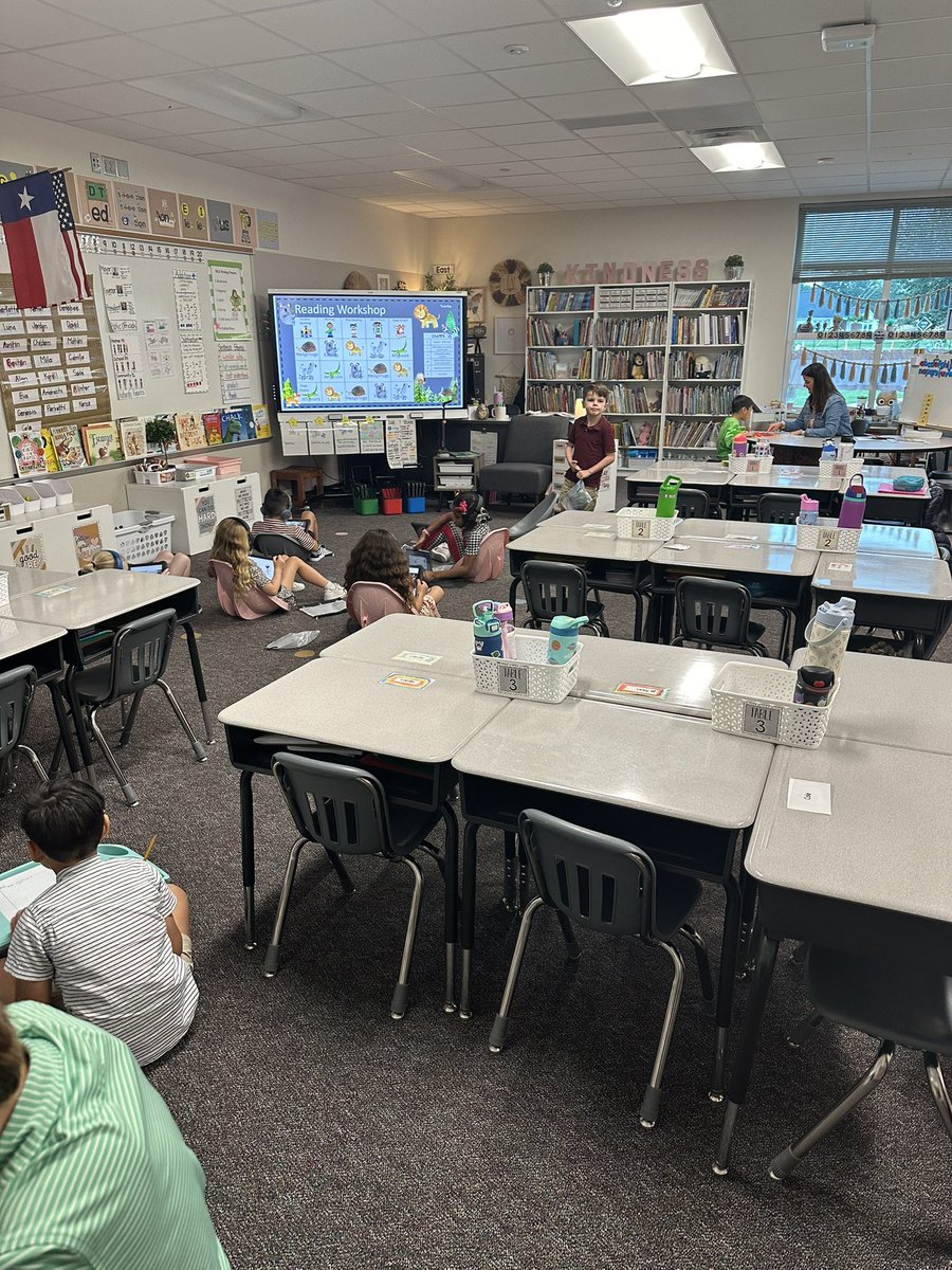 DLE_Lions's tweet image. Mrs. Robertson’s 1st graders are working in small group reading and literacy based activities. #thegreatestplacetobe #justgoodteaching