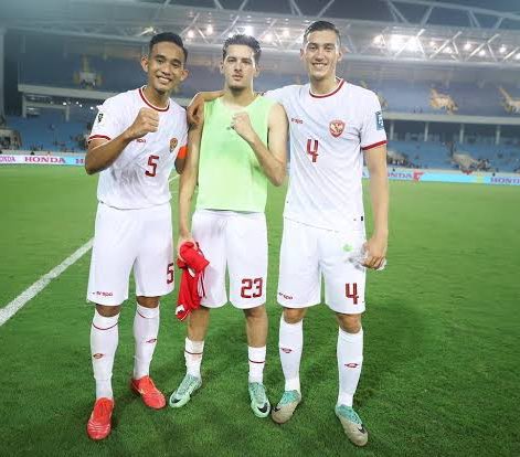 cingkonoha's tweet photo. Apresiasi untuk jay idzes, rizky ridho dan justin hubner yang sangat solid menjaga pertahanan Indonesia #timnasday https://t.co/6jBlWXcurp