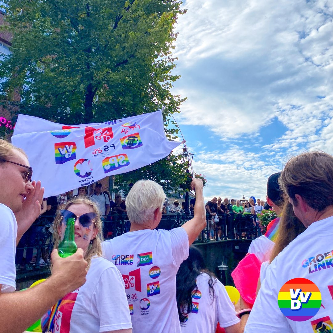 Leiden is van iedereen!

Met enorm veel Leidenaars vierden we dit weekend dat je in Leiden mag zijn wie je bent en mag houden van wie je wil. 

Natuurlijk is er nog veel werk te doen, maar met meer dan 30.000 mensen lieten we zien dat er in Leiden geen plek is voor haat. 🏳️‍🌈🏳️‍⚧️