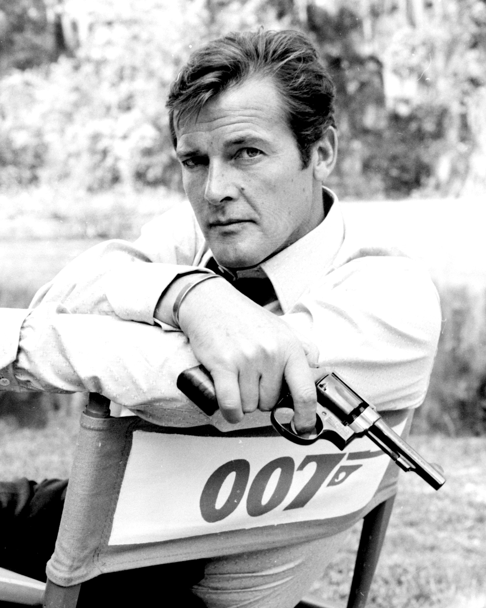 007's tweet photo. Bond in black and white: Roger Moore on the set of LIVE AND LET DIE.

#JamesBond #RogerMoore #LiveAndLetDie https://t.co/yuZ6j56oPH