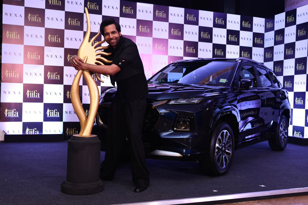 IIFA's tweet image. Watch our amazing Sobha Realty lIFA Rocks host - Abhishek Banerjee pose with the mesmerising IIFA trophy and the NEXA car!

#FA2024 #NEXA #Createlnspire #AbhishekBanerjee

@NexaExperience