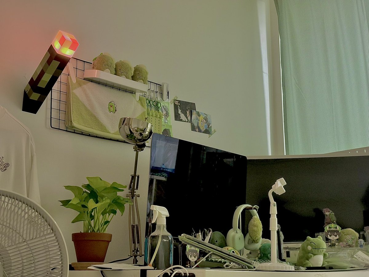 #HAPPY_ehdgh141_DAY
#풍선이_터져도_괜찮아_수천_번_다시_선물할게

해삐 버스데이 디노!!