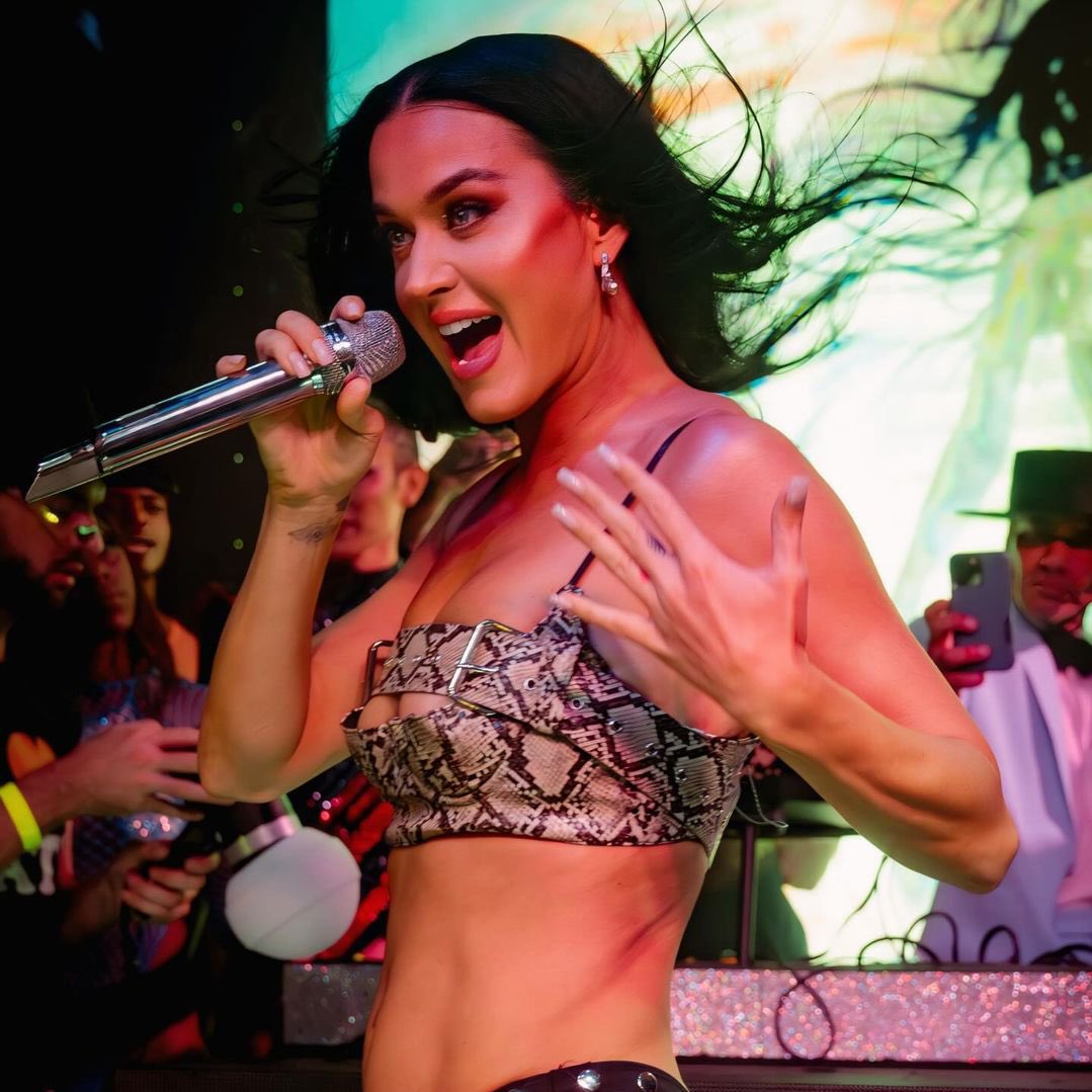 KatyPerryNewsIT's tweet image. Katy Perry ha rivelato in anteprima per #Z100 alcuni dettagli sulla sua esibizione di domani ai #VMAs: 

“Canterò molte canzoni per più di 10 minuti. Volerò, ci saranno dei droni ed una montagna che dovrò scalare!” #KatyVMAVanguard