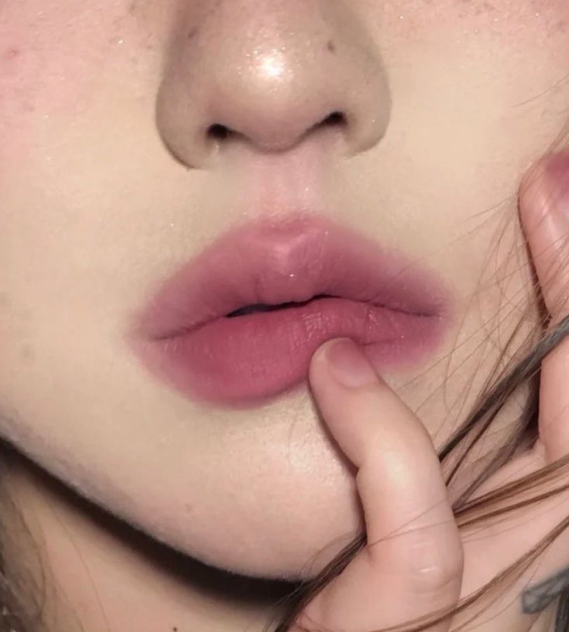 itfeelstory's tweet image. มารวมลิปโทนสี neutral pink ที่ชอบมาให้ 10 แท่ง ทั้งแมททั้งฉ่ำเลยย จะเป็นโทนที่ไม่ม่วงมากไม่ส้มมาก เป็นชมพูตุ่นๆ กลบสีปากได้ ทาแล้วเบลอ ฉ่ำ⭐️