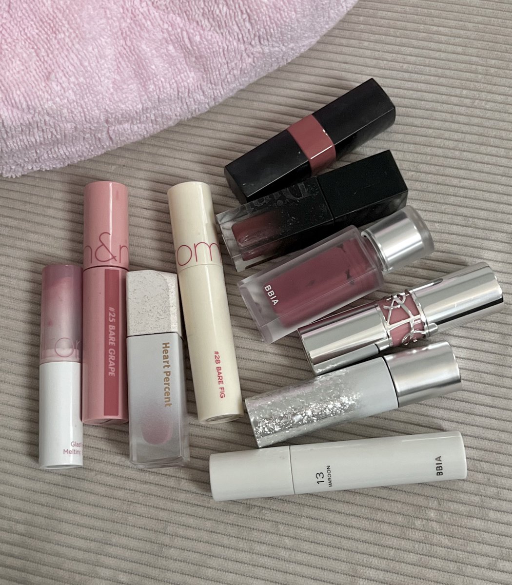 itfeelstory's tweet image. มารวมลิปโทนสี neutral pink ที่ชอบมาให้ 10 แท่ง ทั้งแมททั้งฉ่ำเลยย จะเป็นโทนที่ไม่ม่วงมากไม่ส้มมาก เป็นชมพูตุ่นๆ กลบสีปากได้ ทาแล้วเบลอ ฉ่ำ⭐️