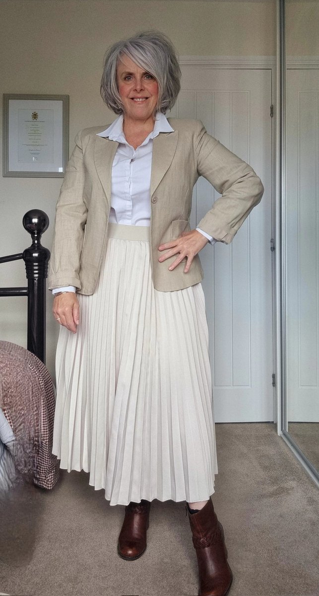 Samanthawinnet1's tweet photo. Autumn is coming sadly  but a great #charityshop skirt bought  today to go with a #Primark jacket I've had 20 years and @clarksshoes boots I bought #secondhand 13 years ago !! #charity #secondhandclothes #recycled #clothestolandfill #womensclothes #womenswear https://t.co/vTTpTwd2aK