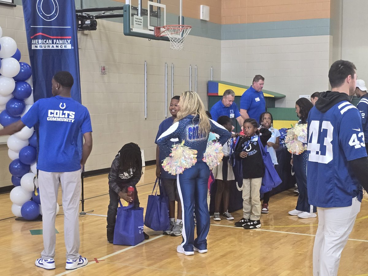 PikeSchools's tweet image. It's a big day @EES_MSDPIKE thanks to @coltscommunity! Our students are receiving uniforms and books. Colts players, cheerleaders, &amp;amp; staff members are making the experience extra special by greeting them and helping them go through the stations.

#ColtsCommunity ❤️