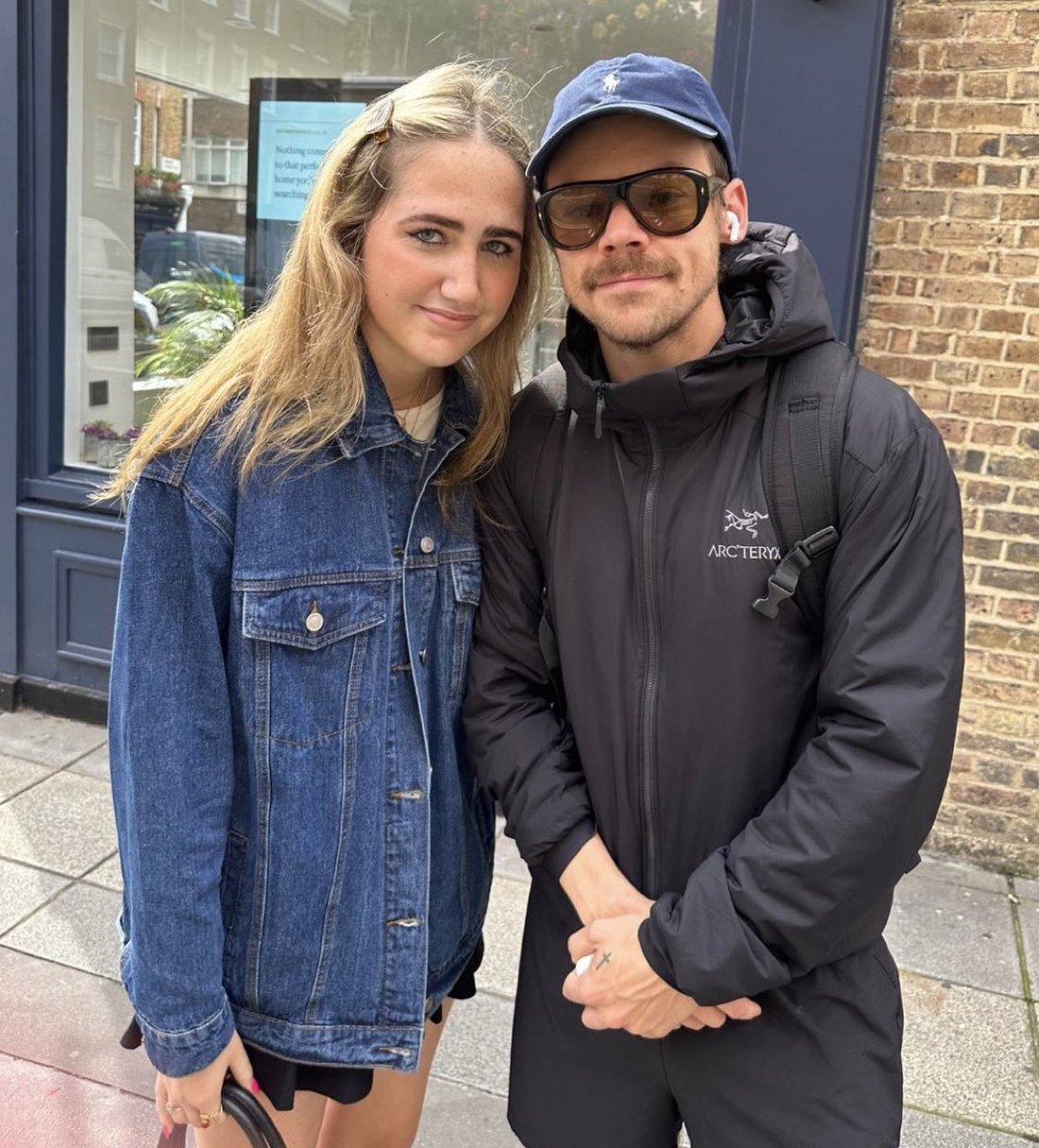 Harry with a fan in London recently.

©️hollydavenportt