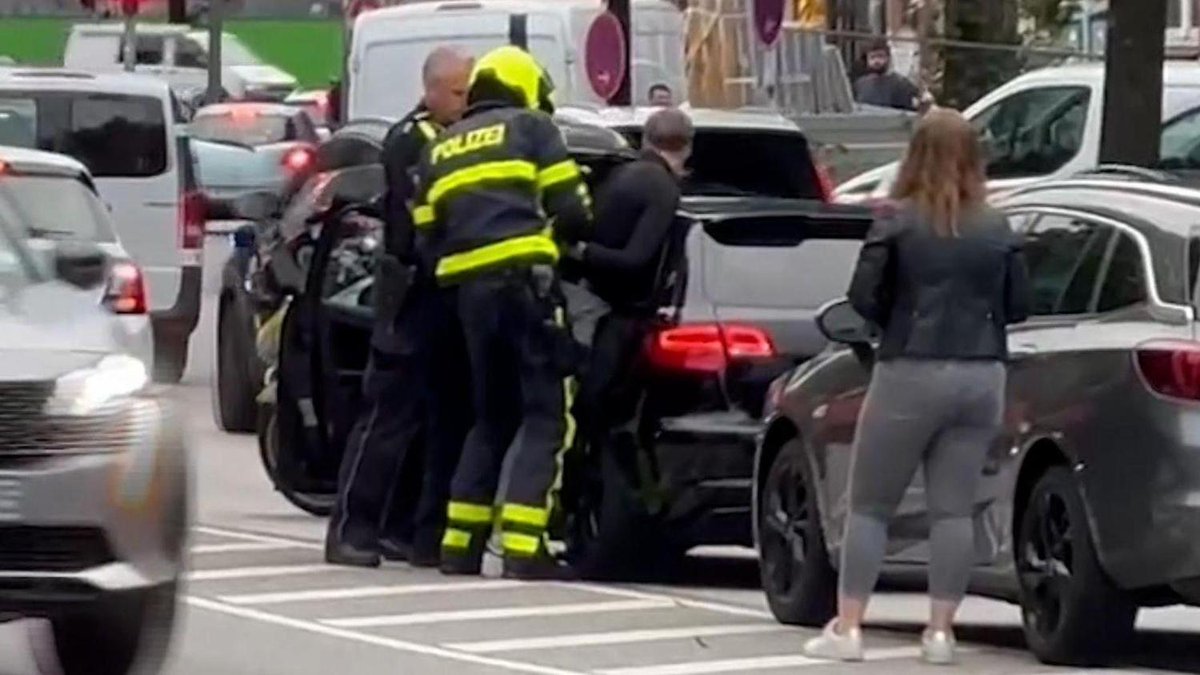 Polizei Hamburg: Autofahrer bedroht Frau nach Überholmanöver mit Schusswaffe abendblatt.de/hamburg/eimsbu…