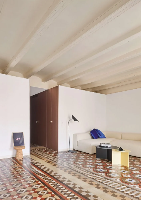 TNInteriors_'s tweet photo. Gold-leaf wall divides renovated Barcelona apartment by Raúl Sánchez Architects.

Architect Raúl Sánchez has renovated a flat in a typical Barcelona apartment building, adding built-in cabinetry and fur...

Check out the full story 👉 https://t.co/aPOtSQ3YZW (@dezeen)

#interiors https://t.co/KR0eaDkvSL