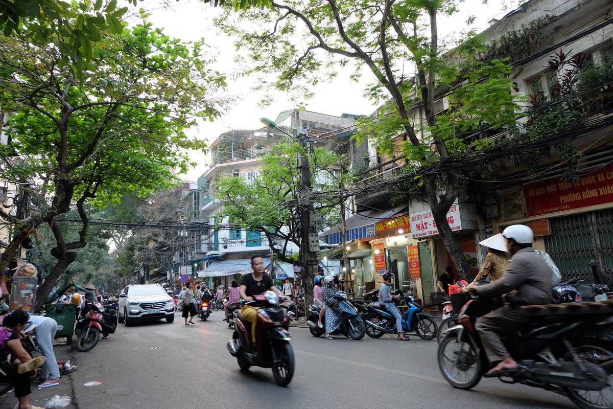 Зориулалтын мото замгүй байж замын хөдөлгөөн яг Вьетнамын нийслэл шиг аймшигруугаа явсаар л