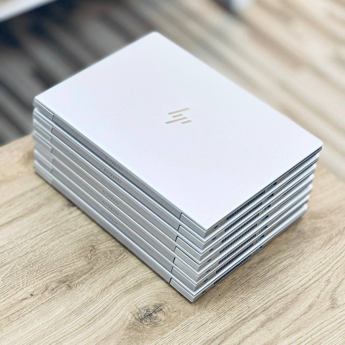 GoodluckMalekoJ's tweet photo. *HP EliteBook 840 G5*
*INTEL* Core i5
*SPEED*: 1.60 GHz Turbo Boost 3.5GHz
*8th Generation*
*RAM*: 8GB
*SSD*: 256GB
*SCREEN SIZE*: 14 INCHES Full HD
free Windows installation
free Software installation
#Kamabure 700k
0675031229 https://t.co/CFvdGR4B1F