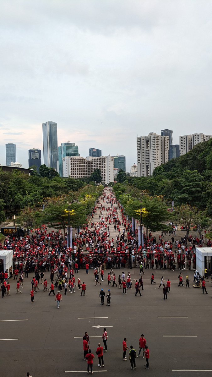 eggypurnama's tweet photo. GBK Cakep, bismillah menang #TimnasDay https://t.co/UjRBLvb3De