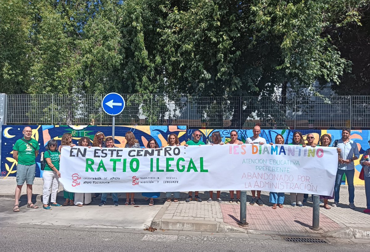 usteasevilla's tweet photo. El equipo de #USTEASevilla apoya a la comunidad educativa del IES Diamantino García Acosta de Sevilla para denunciar el comienzo de curso con ratios ilegales @usteaeducacion 
#UsteaDaLaCara
#UsteaPorLaPública
#BajadaDeRatioYa https://t.co/BTH6YvncCl