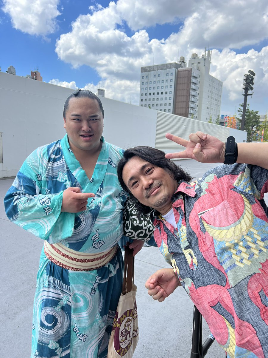 fukushimamonta's tweet photo. あと出待ちをしていたら
初対面の力士が僕のことを見て
「びっくりした！兄貴かと思った〜」って（甥と叔父くらい歳の差があるのに）驚いていたら　
「モンタさんですよね？」って何故か知っていてくれて2度びっくりしました
鳴戸部屋の川村さん
どこかシンパシーを感じる力士… https://t.co/2WObuwGLQh
